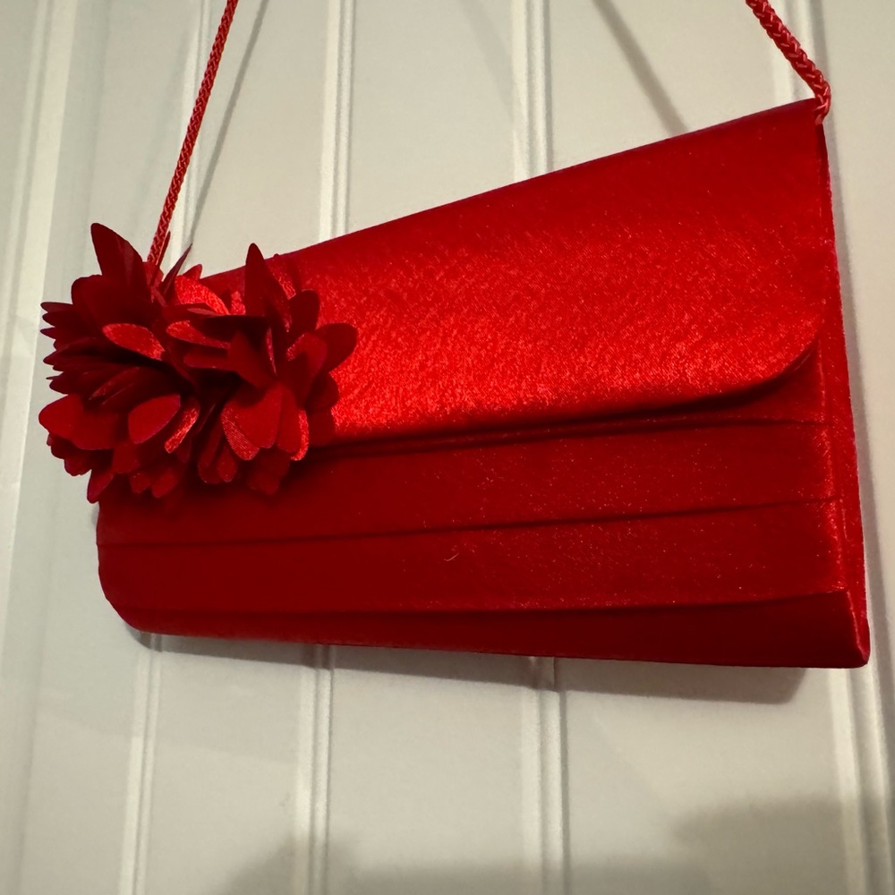 Pretty Lulu Townsend red satin look 3D flower rectangle purse handbag NWOT - Picture 3 of 7